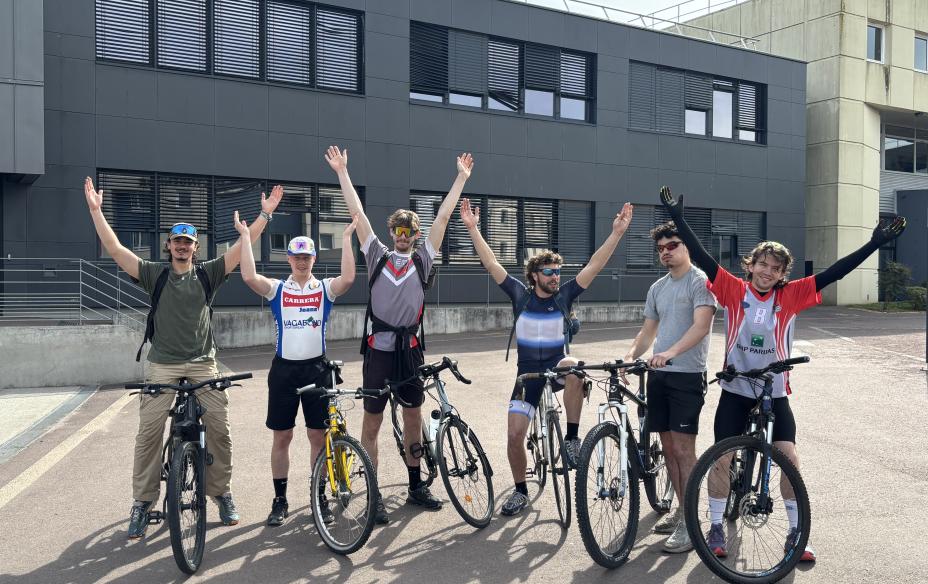 Départ en vélo de l'école